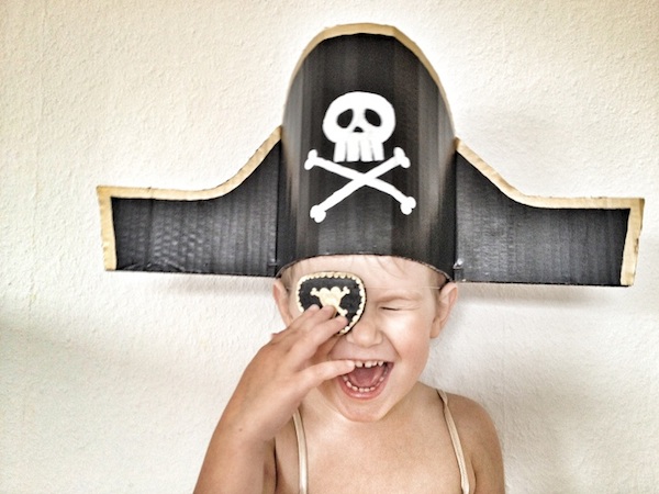 hacer sombrero pirata casero - Pequeocio