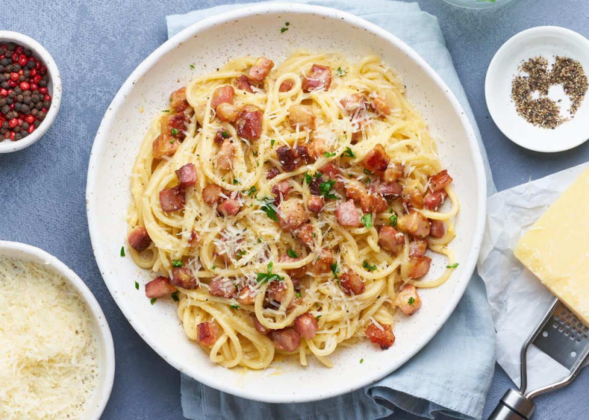 Espaguetis a la carbonara (receta de pasta con salsa carbonara) - Pequeocio