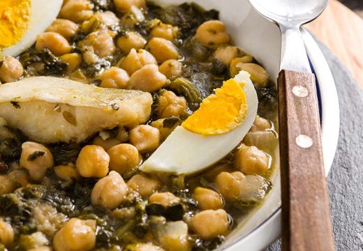 Potaje de garbanzos con espinacas y bacalao